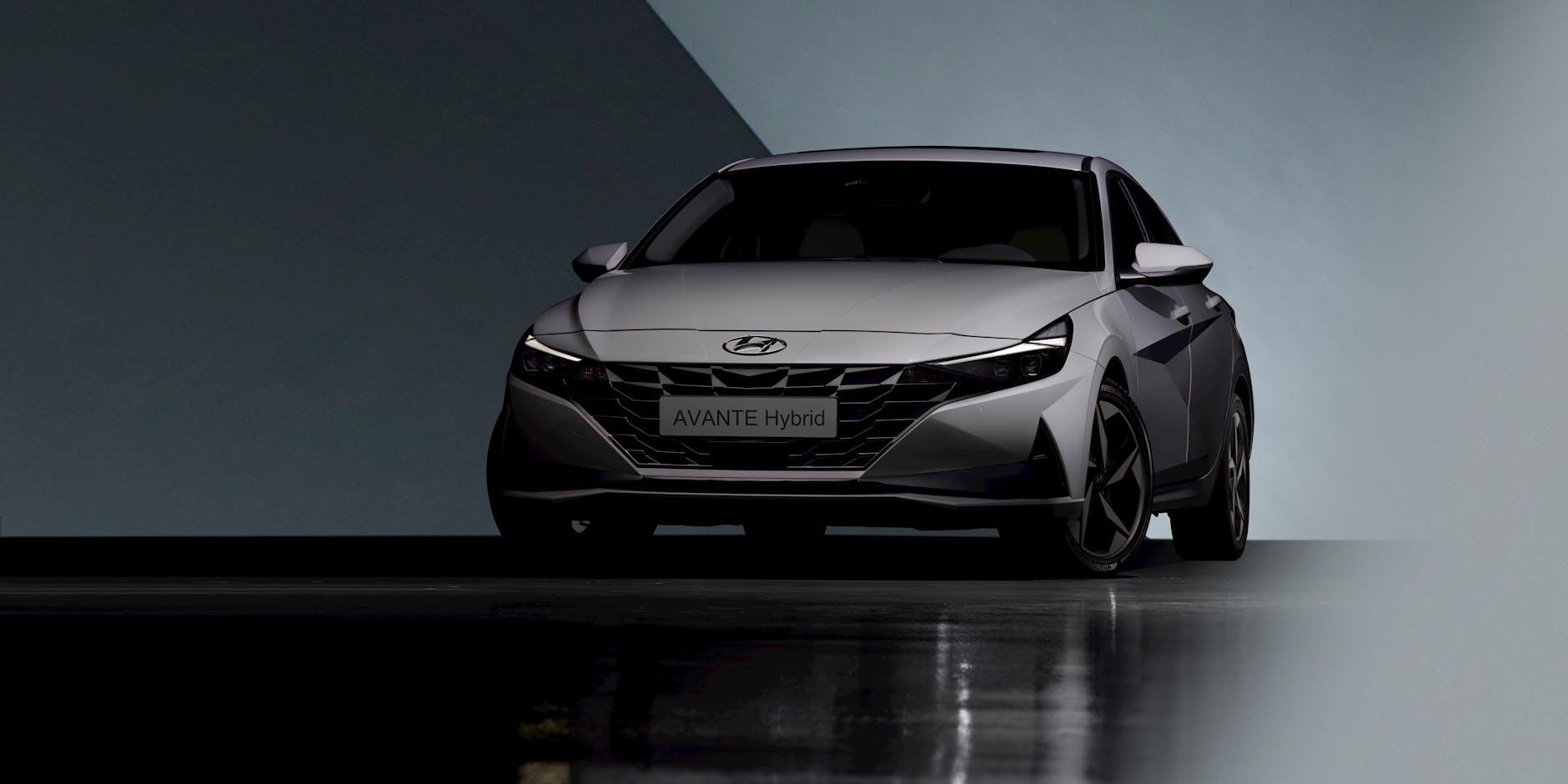 Srebrny sedan Hyundai Avante Hybrid w studio na białym tle