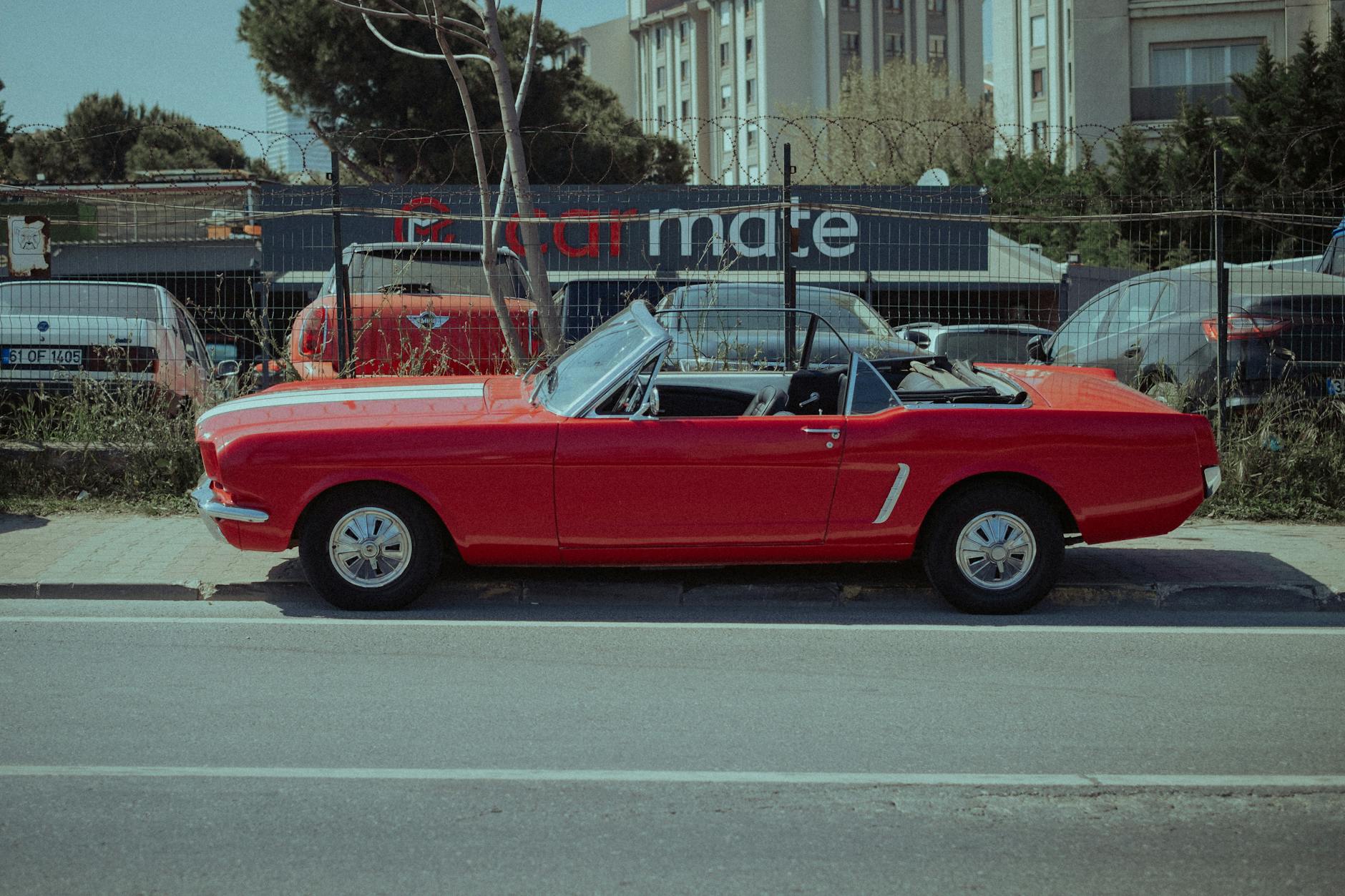 Czerwona kabrioletowa Mazda MX-5 zaparkowana na słonecznej ulicy