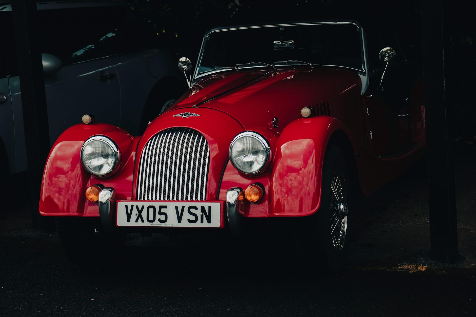 Czerwone cabrio w stylu retro zaparkowane w półmroku jako auto rodzinne