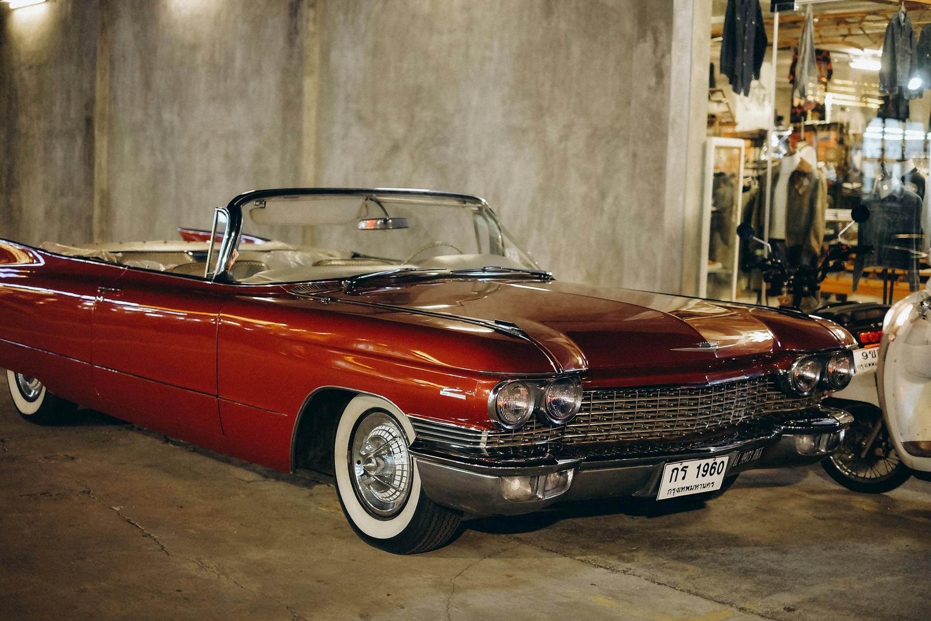 Czerwone klasyczne cabrio w garażu, nawiązanie do Mazdy MX-5 jako jedynego auta