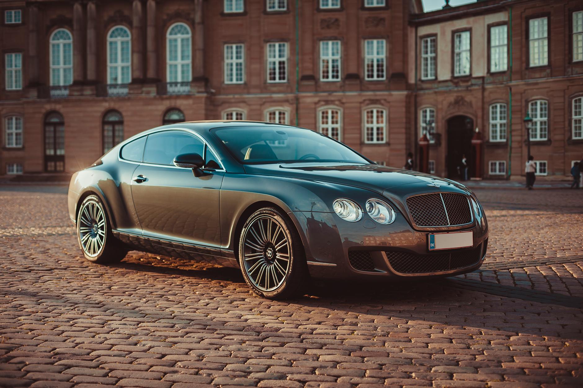 Bentley Continental GT na brukowanej ulicy w centrum miasta