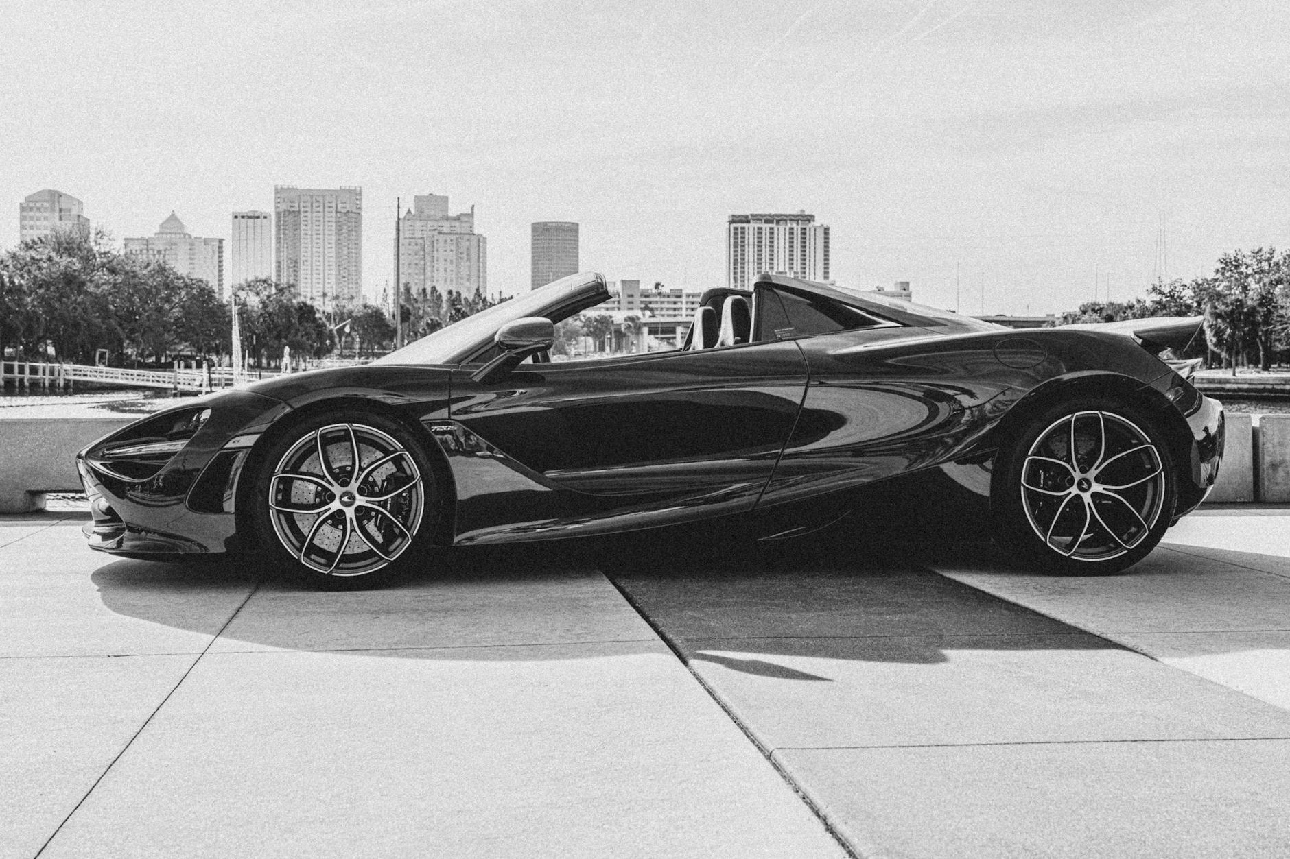 Czarny Bentley sportowy na tle nocnej panoramy miasta