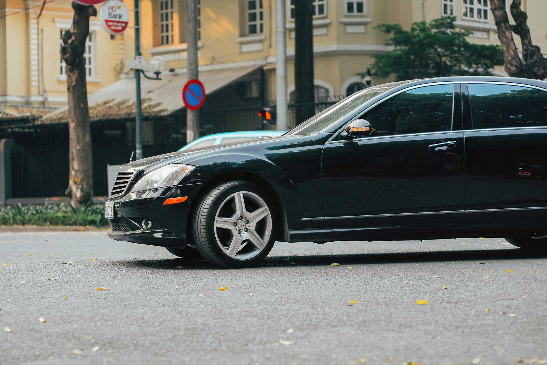 Czarny sedan Cadillac zaparkowany przy miejskim budynku banku