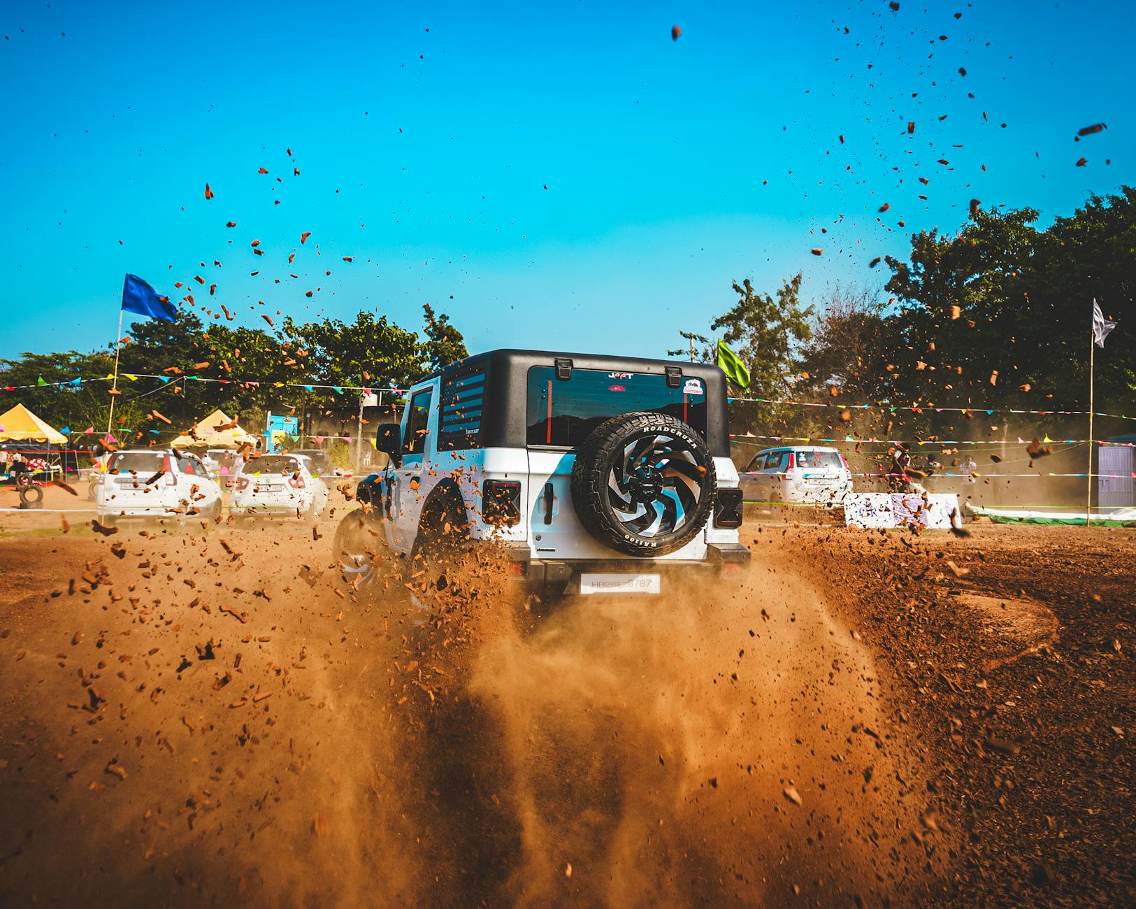 Jeep terenowy jedzie po zakurzonej, off-roadowej ścieżce