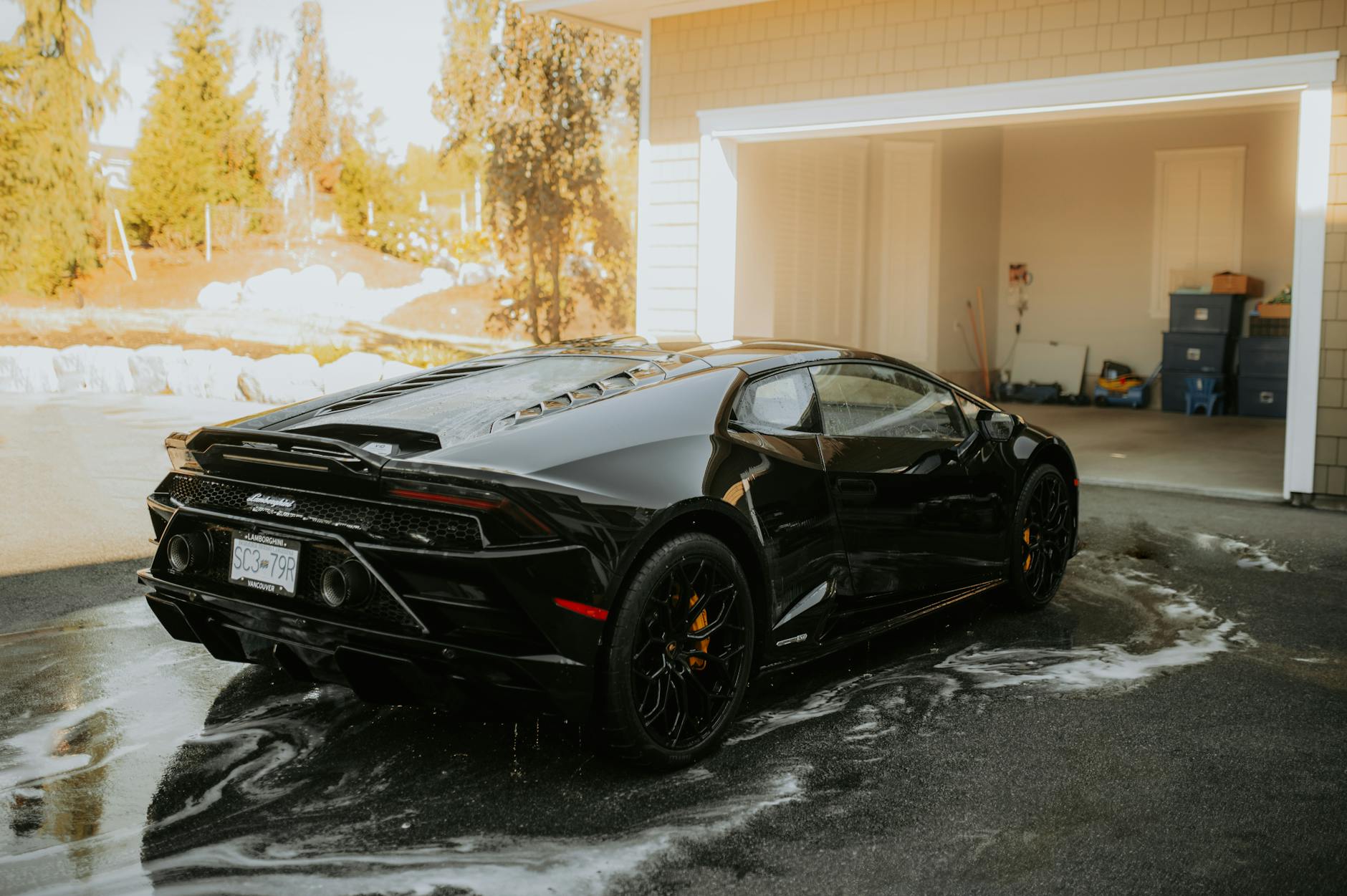 Mycie żółtego Lamborghini na zewnątrz w słoneczny dzień