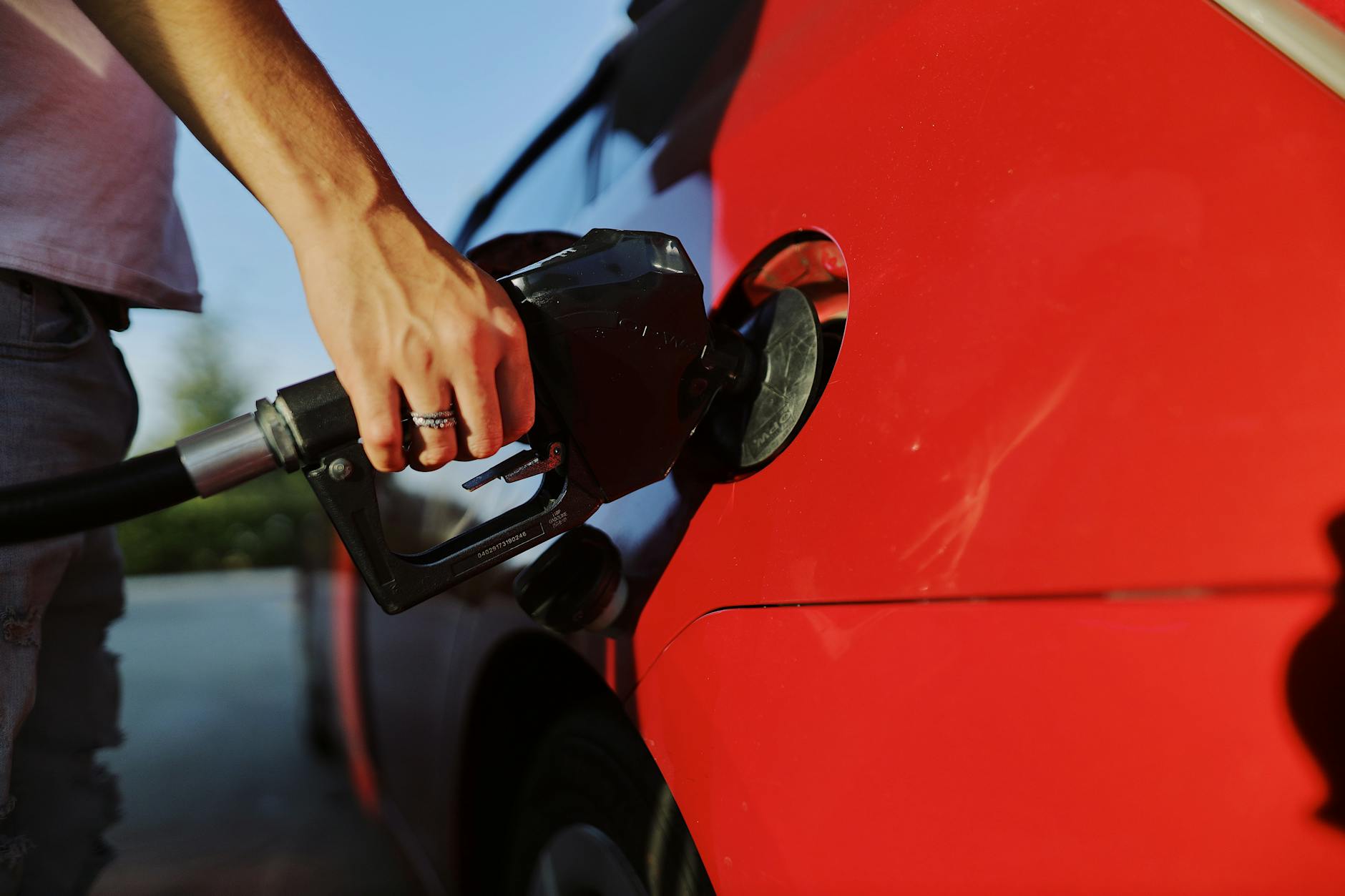 Tankowanie czerwonego Hyundaia i30 na stacji paliw