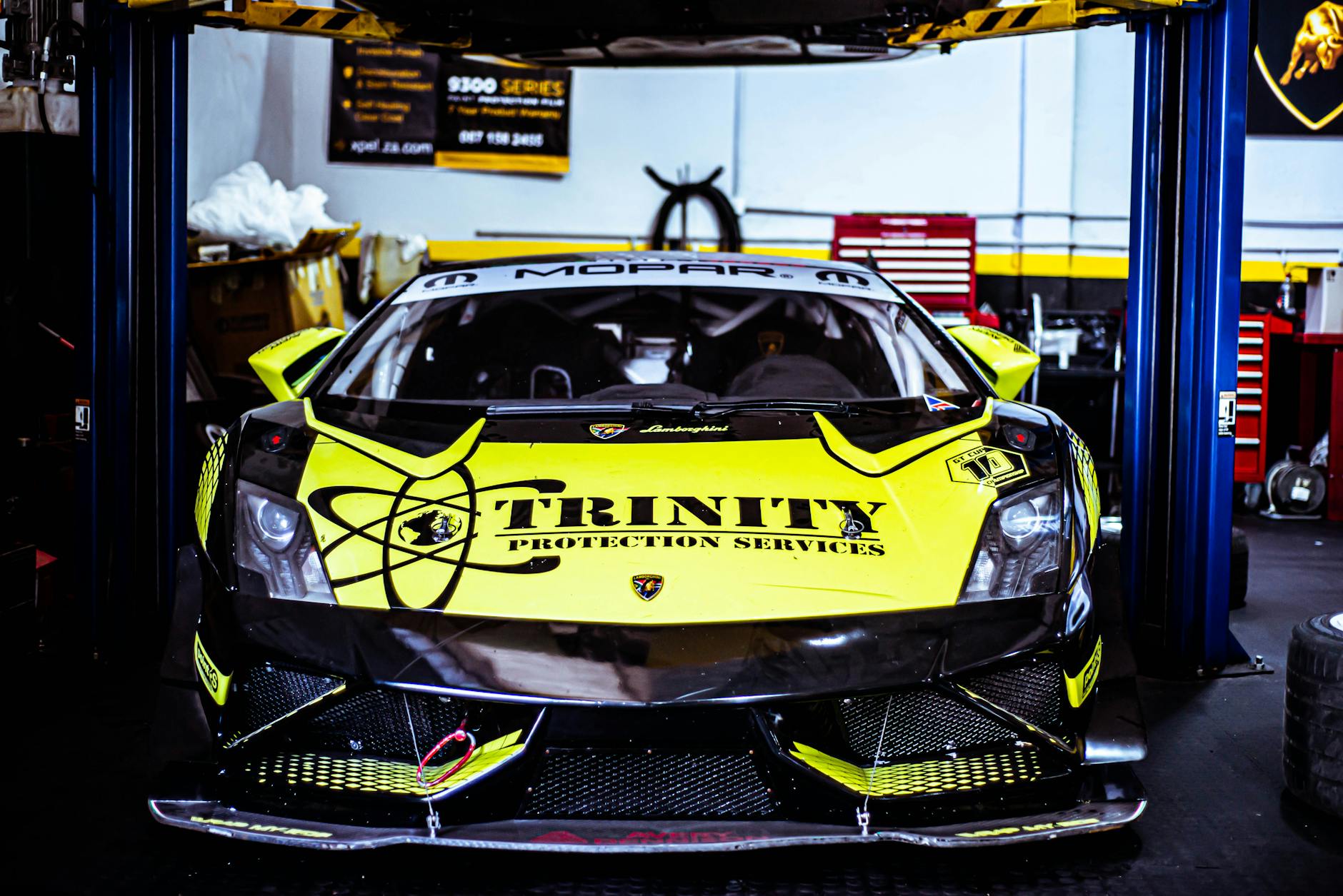 Żółty samochód Lamborghini wyścigowy w warsztacie samochodowym