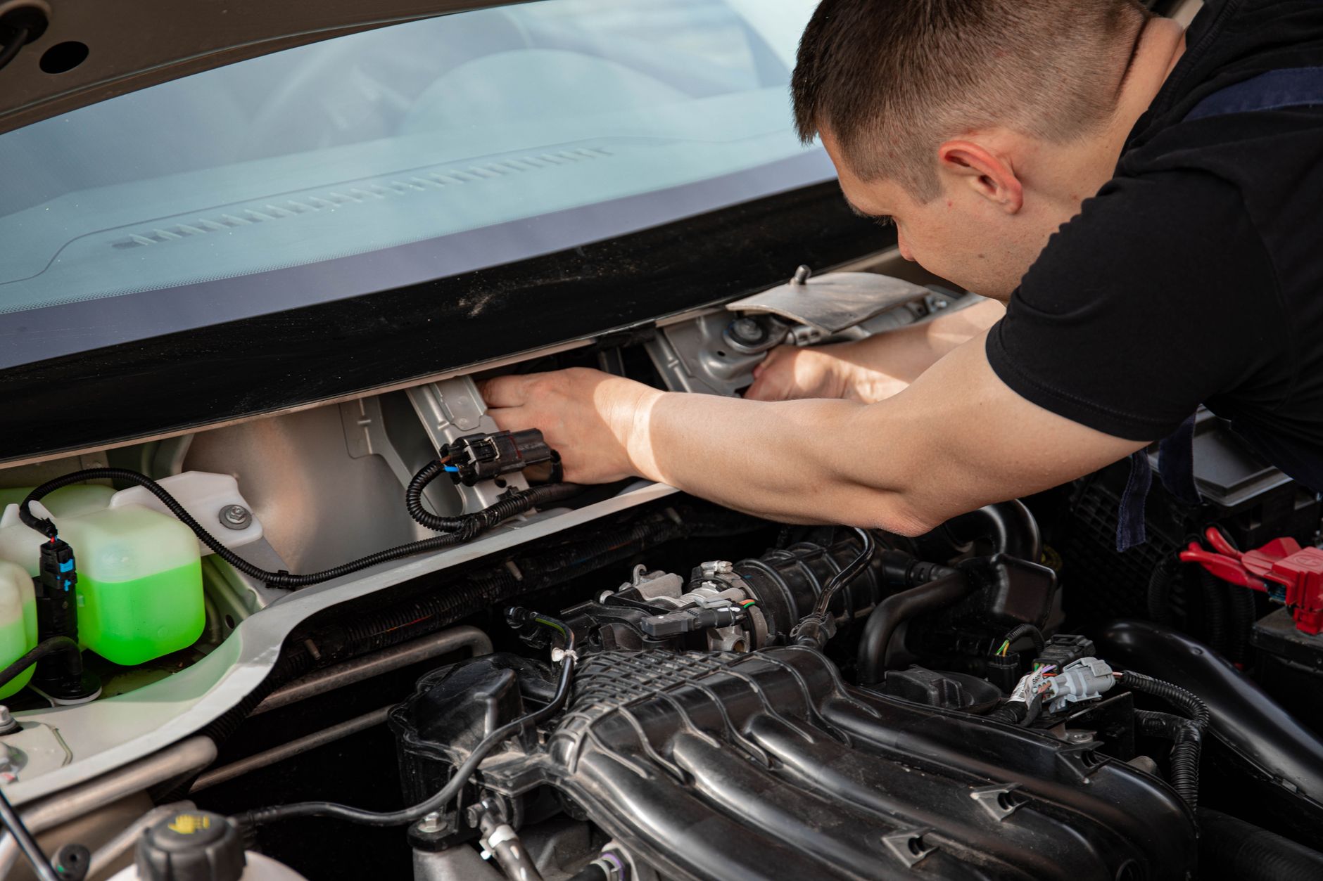 Mechanik naprawiający silnik Volkswagena z uwagą i precyzją