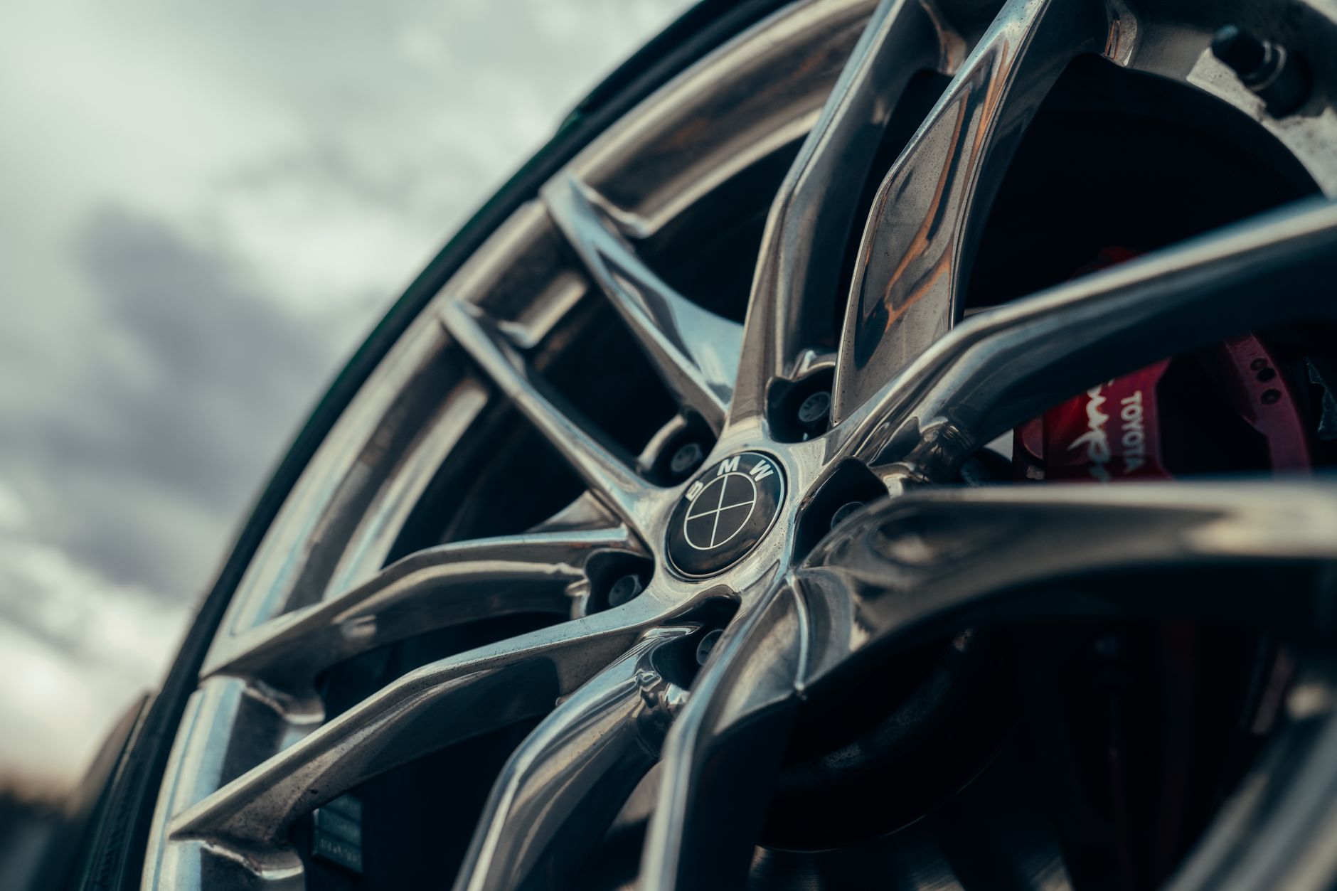 Jakie felgi i opony dobrać do Mazdy 3 i CX-5, by poprawić prowadzenie, nie psując komfortu oraz wyglądu auta Zbliżenie nowoczesnej alufelgi w sportowej stylistyce