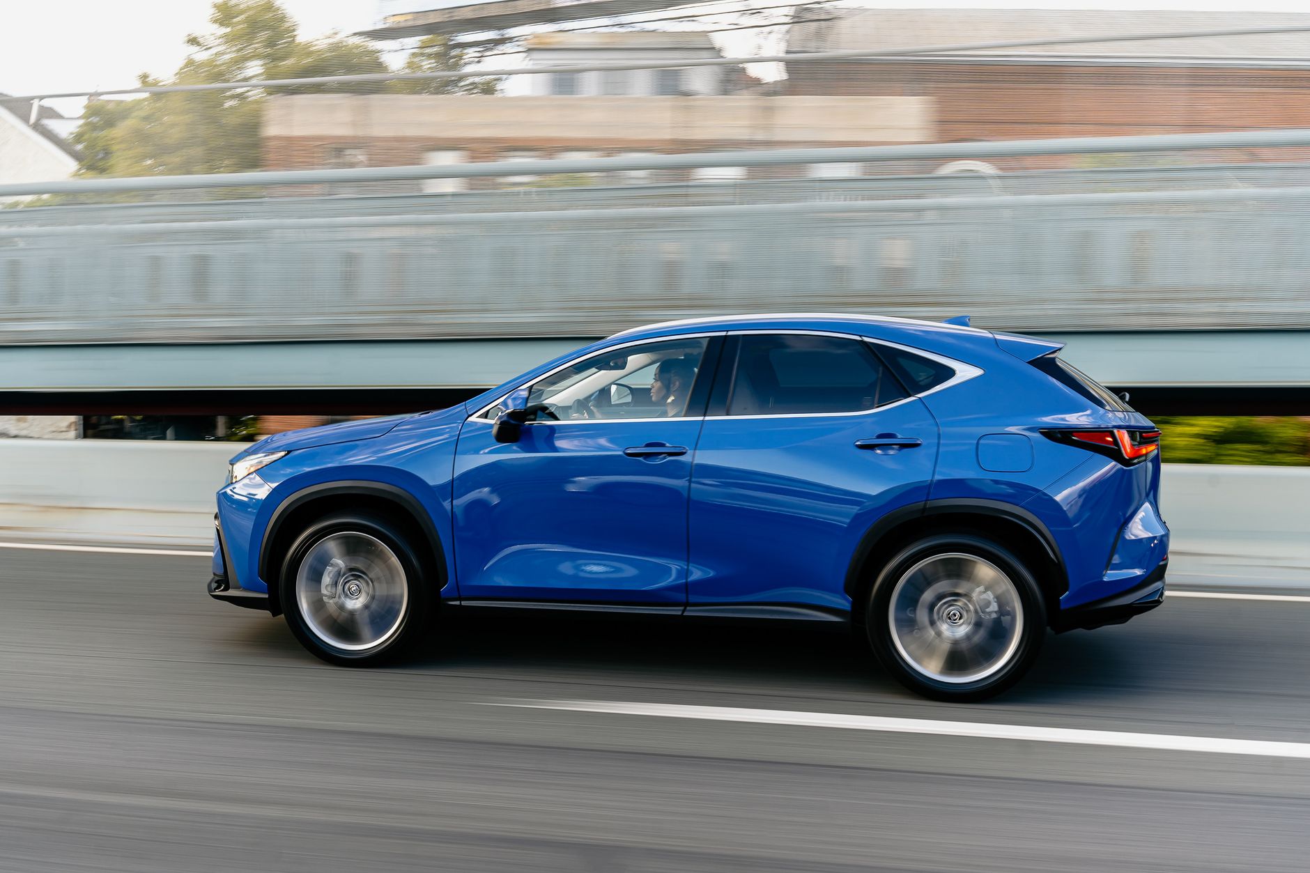 Który Lexus najlepiej trzyma wartość po latach porównanie modeli kompaktowych SUV i limuzyn