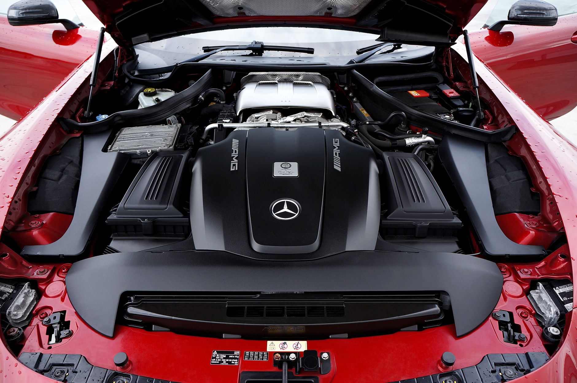 Zbliżenie na silnik Mercedes AMG GT z widocznymi detalami konstrukcji