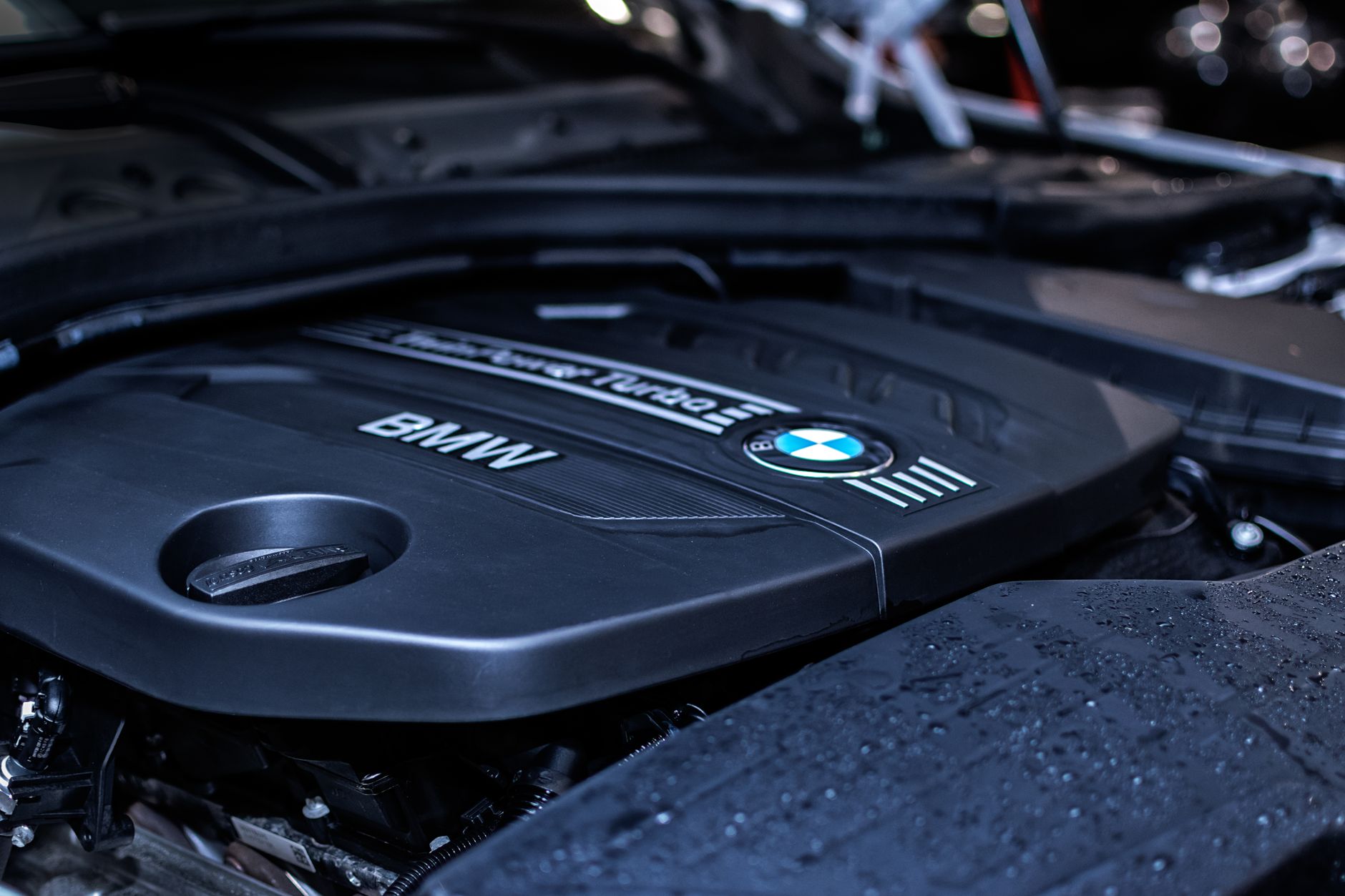 Zbliżenie nowoczesnego silnika BMW z widoczną turbosprężarką