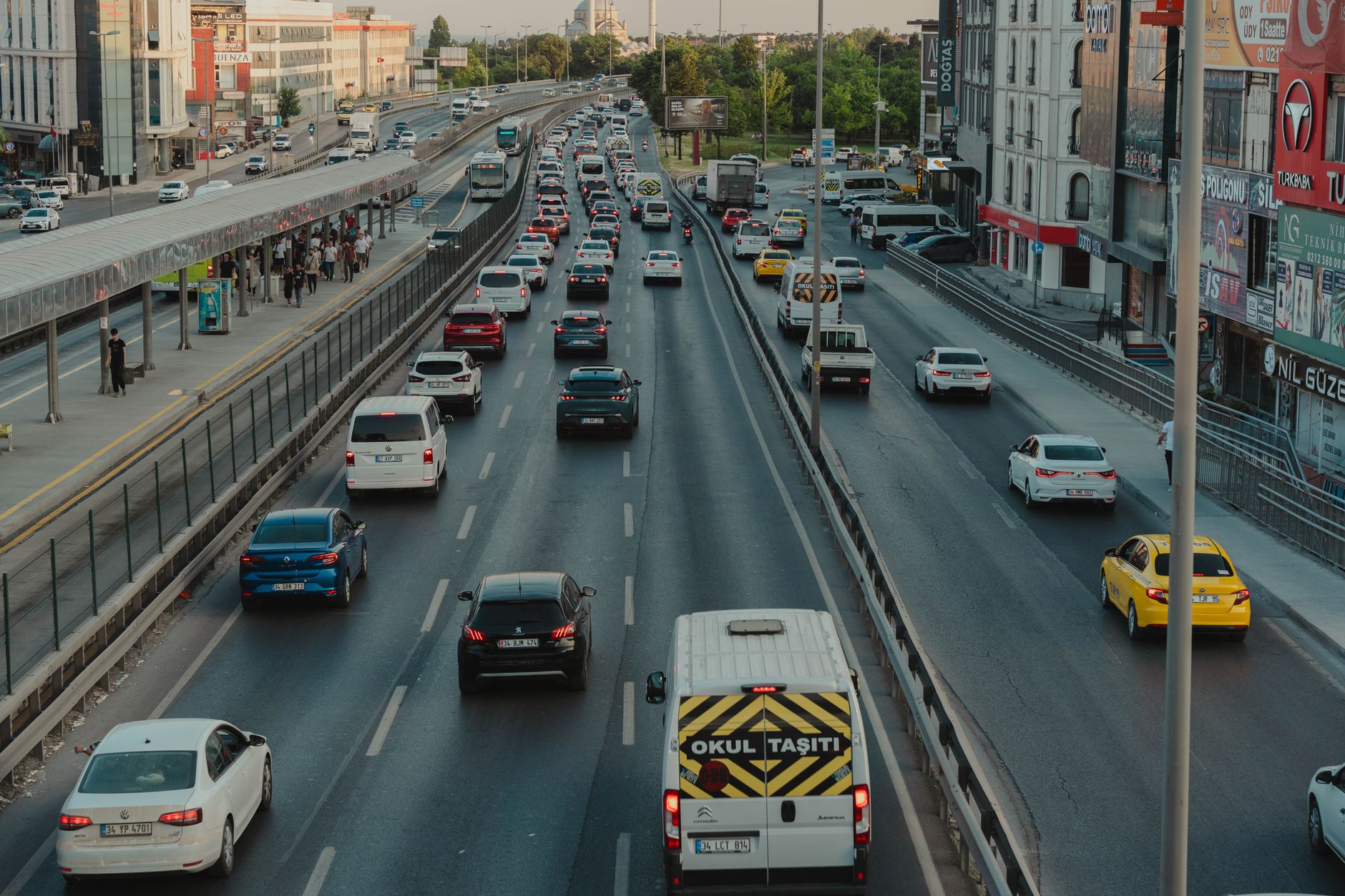 Ruchliwa autostrada w Stambule pełna samochodów w godzinach szczytu