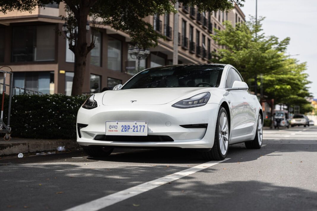Biała Tesla Model 3 zaparkowana na