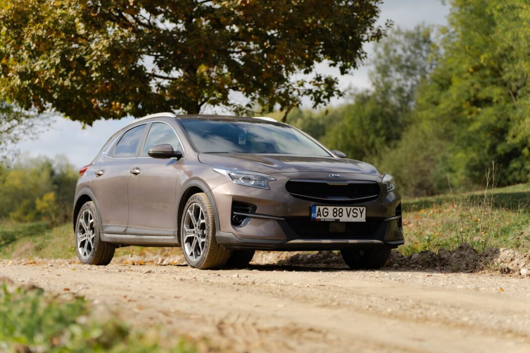 Brązowy SUV Changan na wiejskiej drodze wśród zielonych drzew Brązowy SUV Changan na wiejskiej drodze wśród zielonych drzew